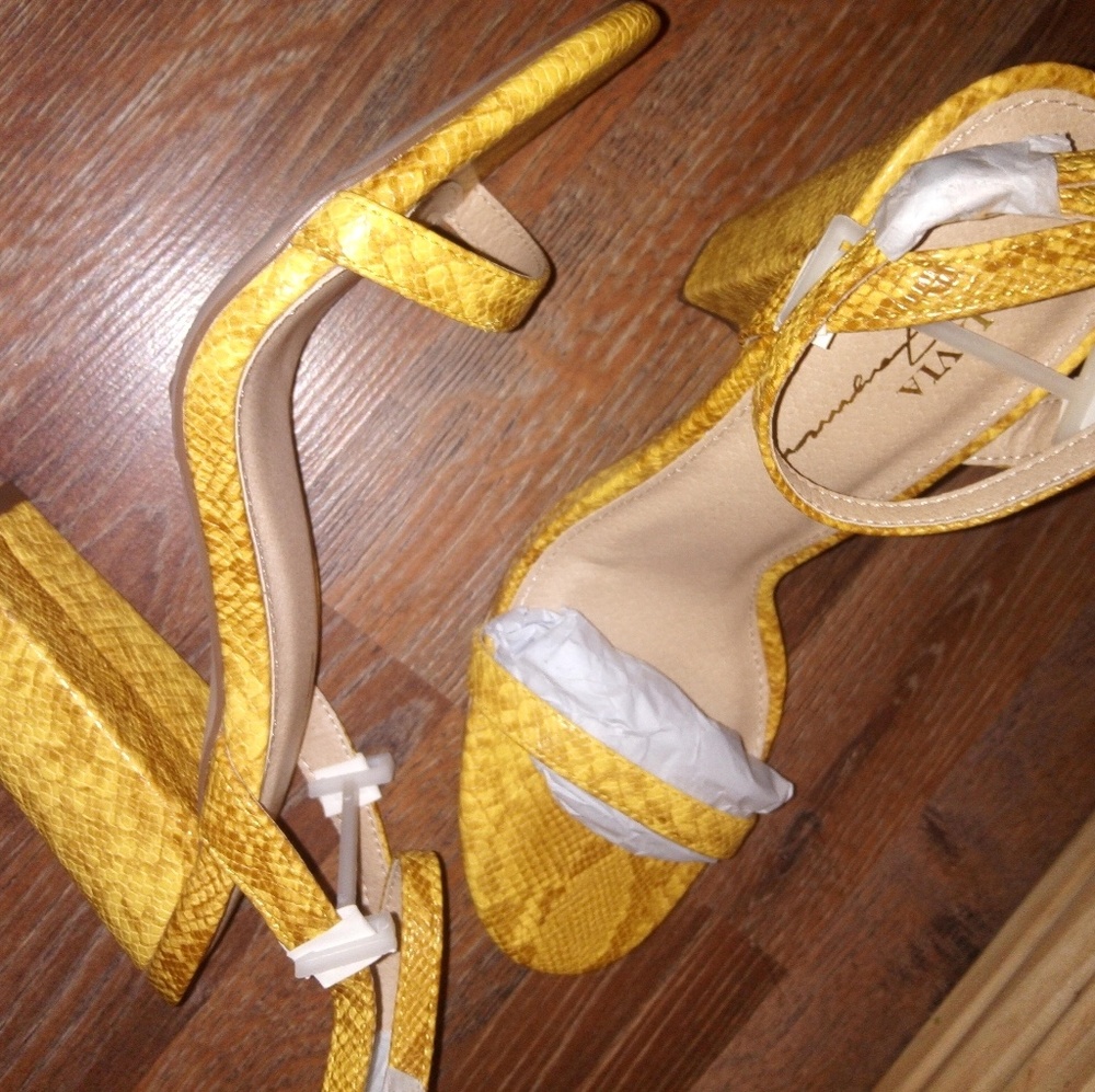 💥💥💥SOLD 💥💥💥Mustard yellow python heels ❤️